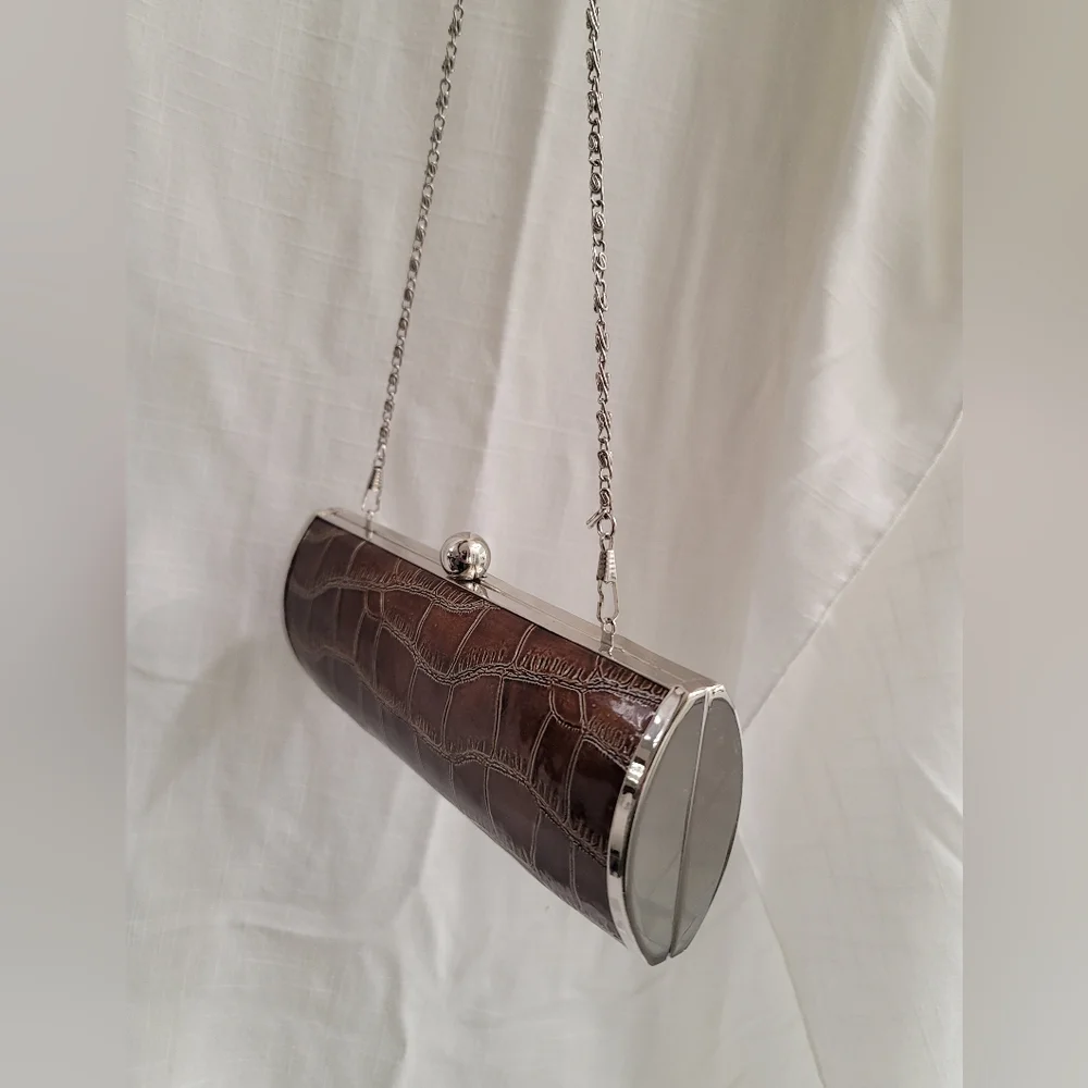 Elegant Crocodile Embossed Clutch with Chain handle - Picture 4 of 8